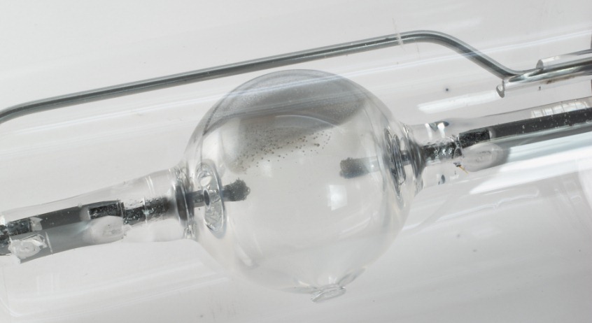 Ampoule M.S.R. 6 kW (dépôt gris de mercure sur le bulbe)