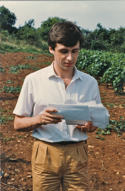 À la sainte Touche, l'administrateur de production, Éric Cordier, apporte les enveloppes de salaires à tous les techniciens sur le lieu de tournage (dans les vignes) - 'Le village sur la colline' (1981)