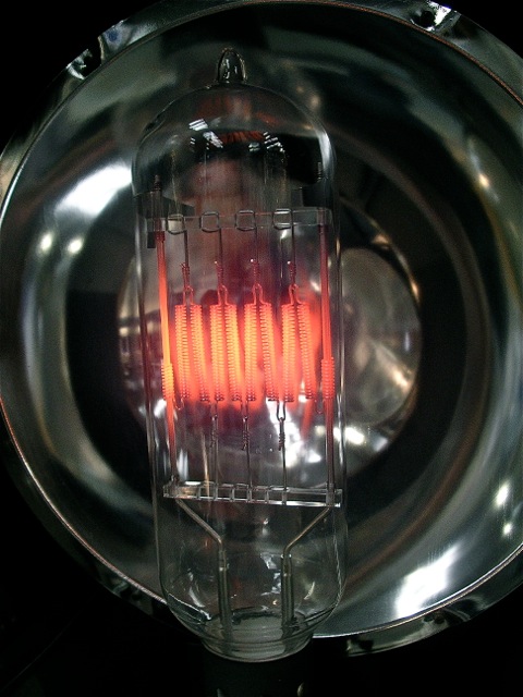 Filament de tungstène d'une ampoule 10 000 watts - Sur résistance